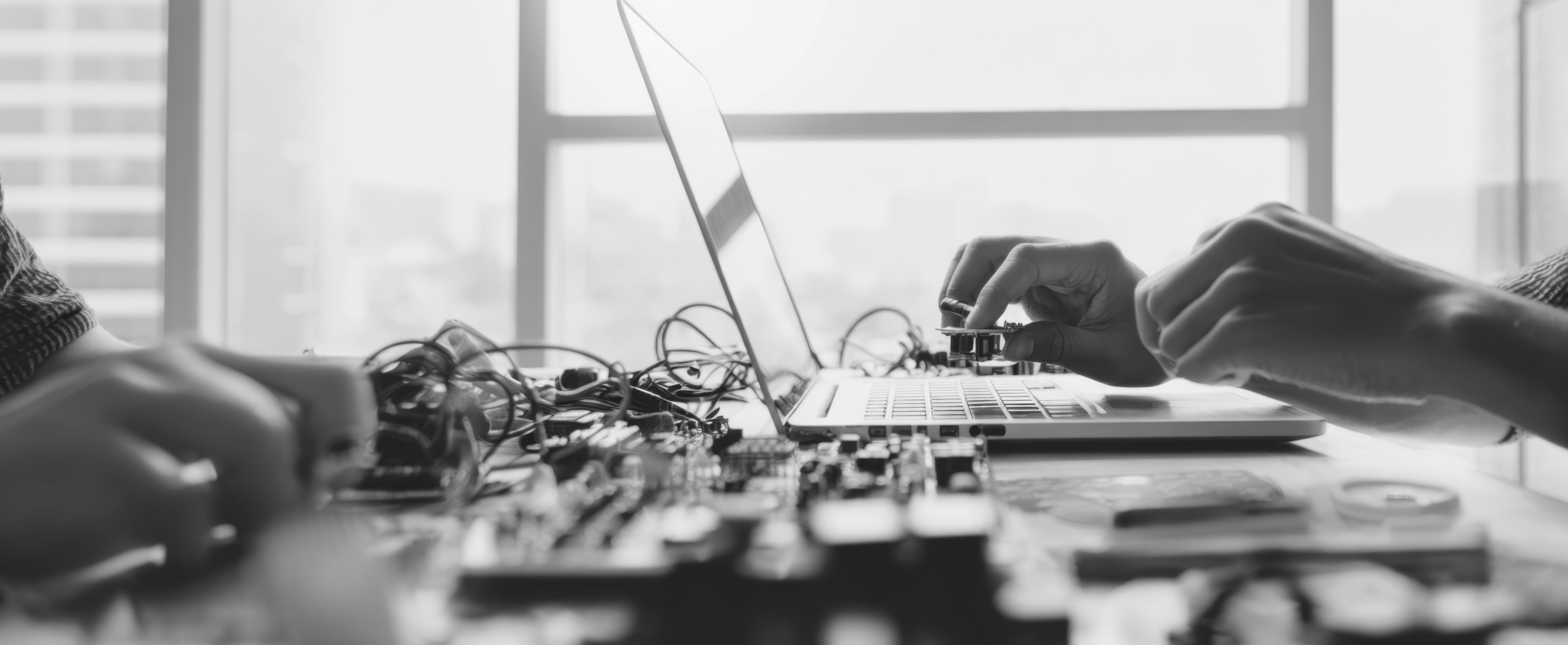 Entwicklung an Elektronik und Laptop