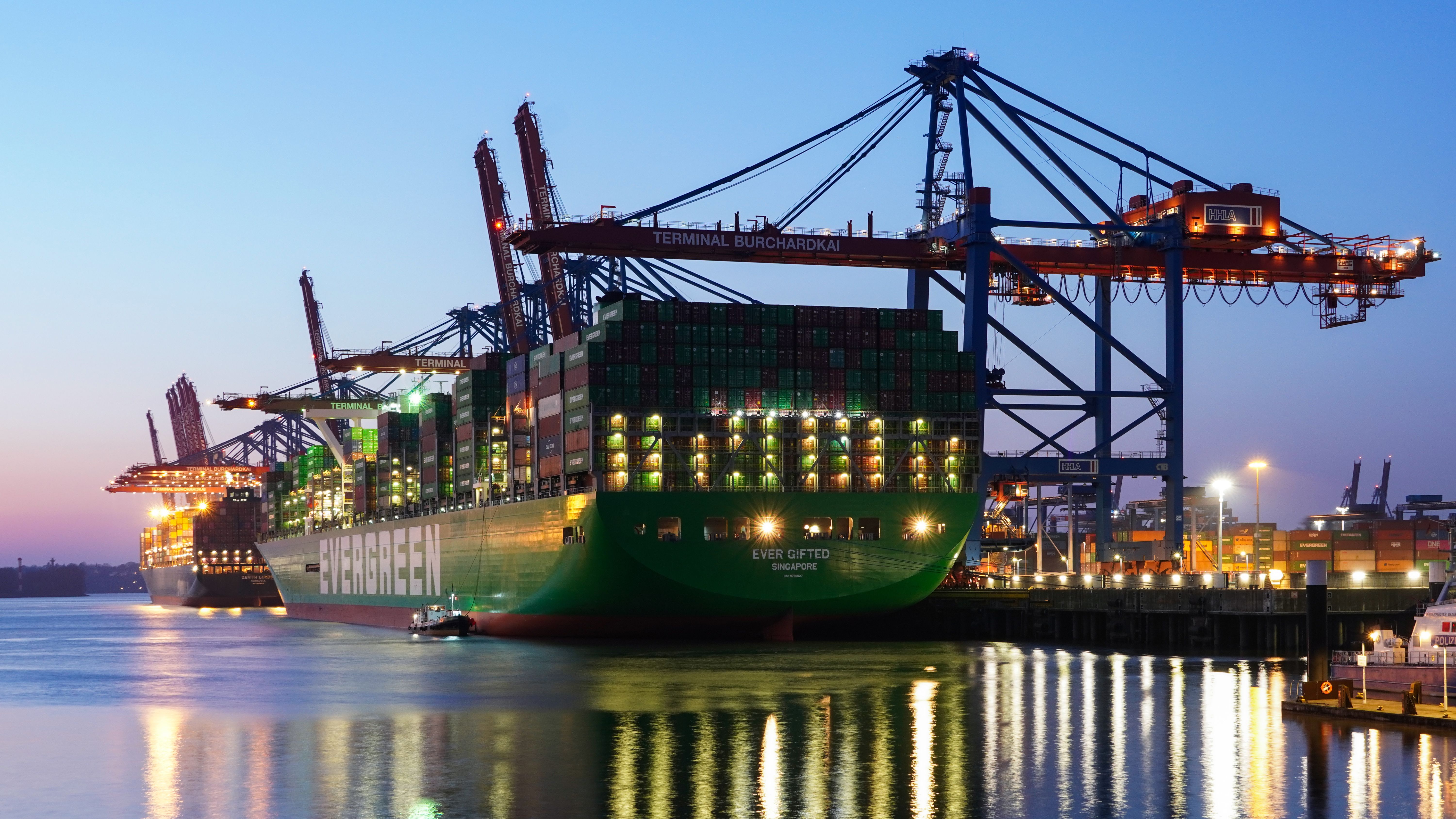 Containerterminal Hamburg bei Dämmerung